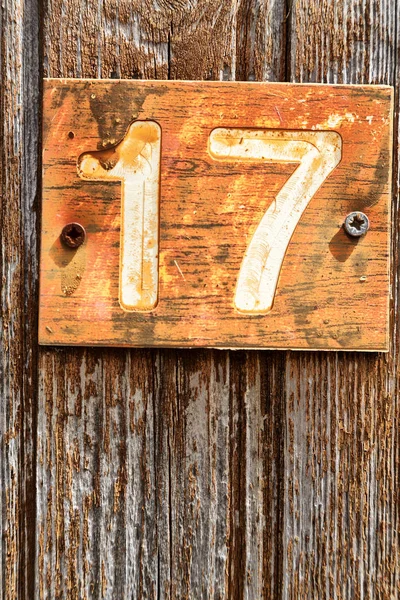 Na porta velha o número dezessete — Fotografia de Stock
