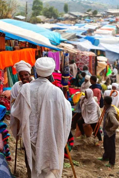 En lalibela ethiopia el mercado lleno de gente en la celebración — Foto de Stock