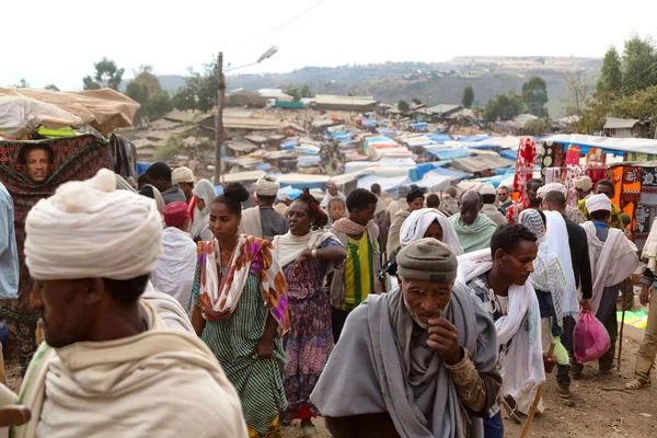 En lalibela ethiopia multitud de personas en la celebración — Foto de Stock