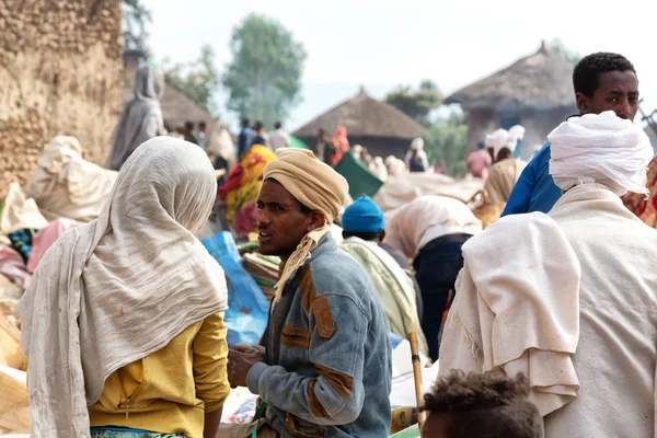 En lalibela ethiopia multitud de personas en la celebración — Foto de Stock