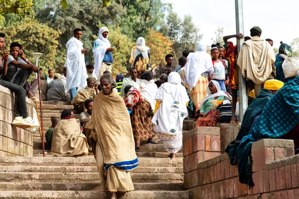 Em lalibela ethiopia multidão de pessoas na celebração — Fotografia de Stock