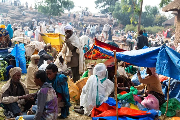 En lalibela ethiopia multitud de personas en la celebración — Foto de Stock