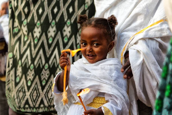 В lalibela ethiopia молодая девушка на празднике — стоковое фото