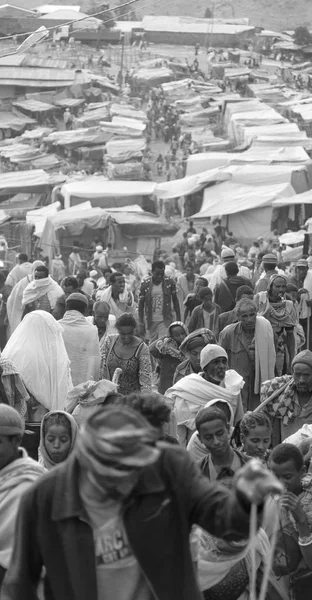 In lalibela, Ethiopië de markt vol met mensen in de celebratio — Stockfoto