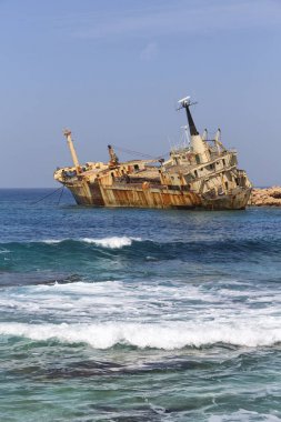Kıbrıs'ta abandonated tekne yakınındaki kıyı şeridi 
