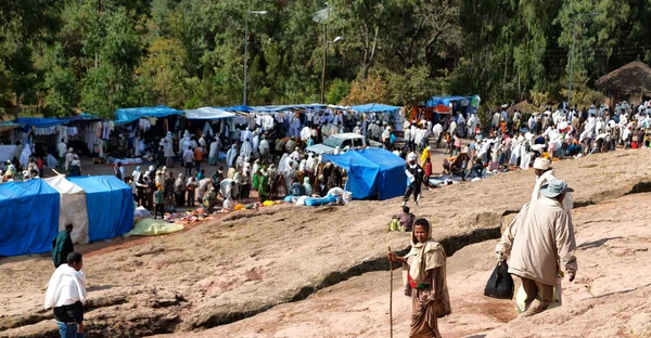 En lalibela ethiopia multitud de personas en la celebración — Foto de Stock