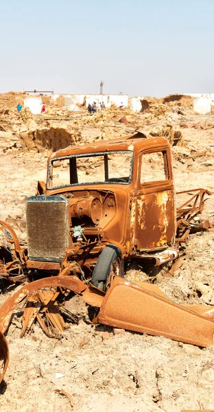 In het oude dorp roestig antieke auto en warm — Stockfoto