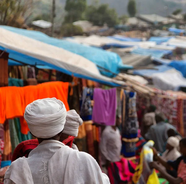 在拉利贝拉埃塞俄比亚市场上充斥着人们的 celebratio — 图库照片
