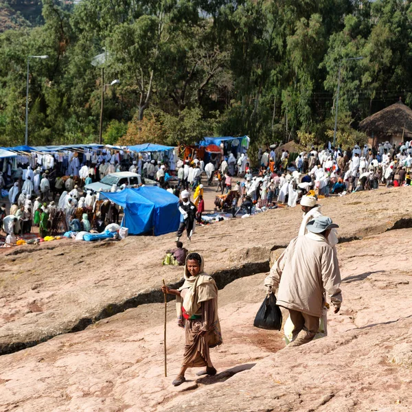 En lalibela ethiopia multitud de personas en la celebración — Foto de Stock