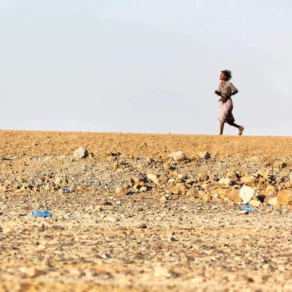 В небе над Африкой гуляет мужчина — стоковое фото