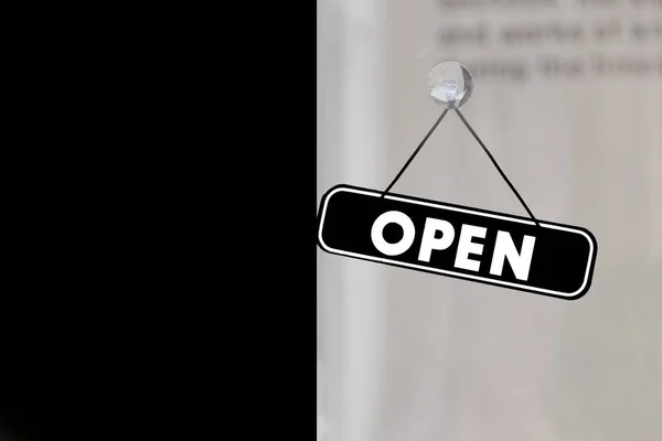 boş siyah uzayda oturum açın