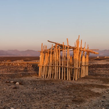  taş insan zavallı bir eve çölde 