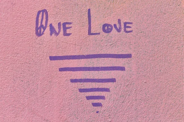 La pared pintada y las palabras un amor — Foto de Stock