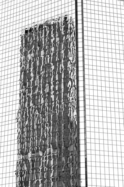 Reflexen av skyskrapan i fönstret — Stockfoto