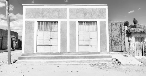Perto da rua a casa do povo pobre — Fotografia de Stock