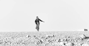  gökyüzüne danakil Etiyopya Afrika bir yürüyen adam 