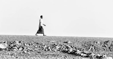  gökyüzüne danakil Etiyopya Afrika bir yürüyen adam 