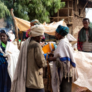 piyasada celebratio insanlarla dolu Lalibela Etiyopya'da