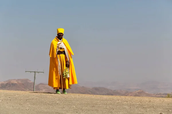 Etiopia w ulicy góry ksiądz spaceru — Zdjęcie stockowe