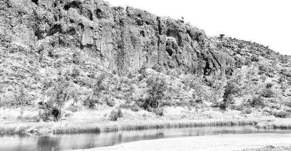 And the river near the mountain in the nature — Stock Photo, Image