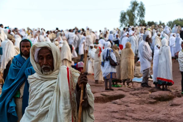 In lalibela Ethiopië menigte van mensen in de viering — Stockfoto