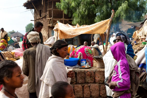 En lalibela ethiopia multitud de personas en la celebración — Foto de Stock