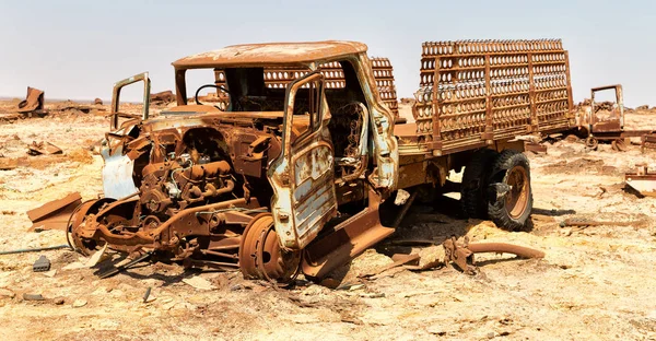 In het oude dorp roestig antieke auto en warm — Stockfoto