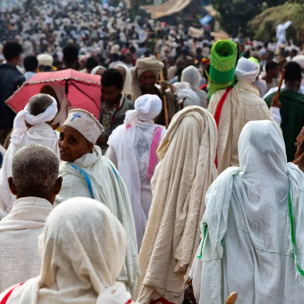 In lalibela Ethiopië menigte van mensen in de viering — Stockfoto