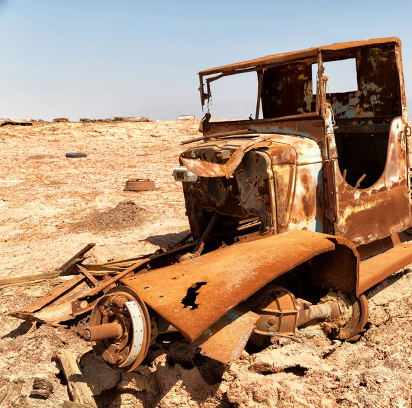 En el antiguo pueblo oxidado coche antiguo y caliente —  Fotos de Stock