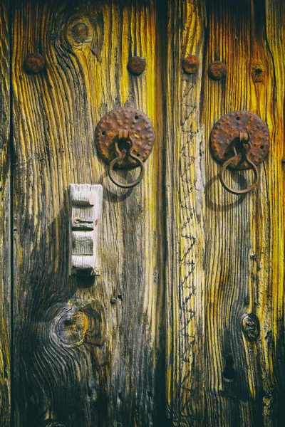 The old door and the antique rusty knocker — Stock Photo, Image