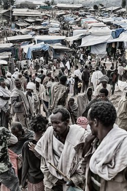 piyasada celebratio insanlarla dolu Lalibela Etiyopya'da