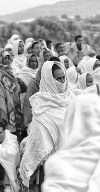 Etiyopya, Lalibela-Ocak 2018--genna celebratio kalabalık içinde kimliği belirsiz kişi dolaylarında