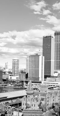 Avustralya'da sydney köprüden ofis ve şehir manzarası