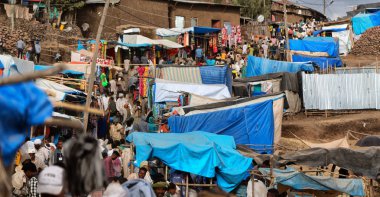 Etiyopya, Lalibela-Ocak 2018--içinde belgili tanımlık çarşı genna celebratio sırasında kimliği belirsiz kişi dolaylarında