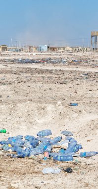 Etiyopya Afrika'da atma çöp ve plastik şişe city yakınındaki oteller