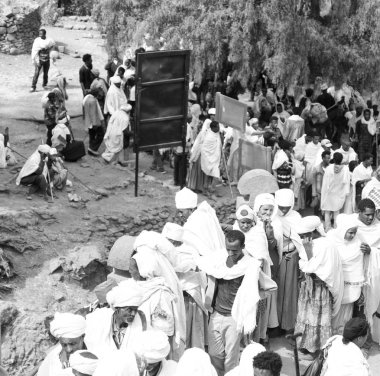 Etiyopya, Lalibela-Ocak 2018--genna celebratio kalabalık içinde kimliği belirsiz kişi dolaylarında