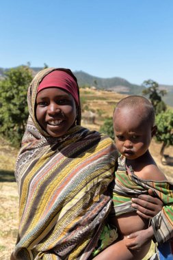 Etiyopya, Lalibela-Ocak 2018--genna celebratio kimliği belirsiz genç anne yaklaşık