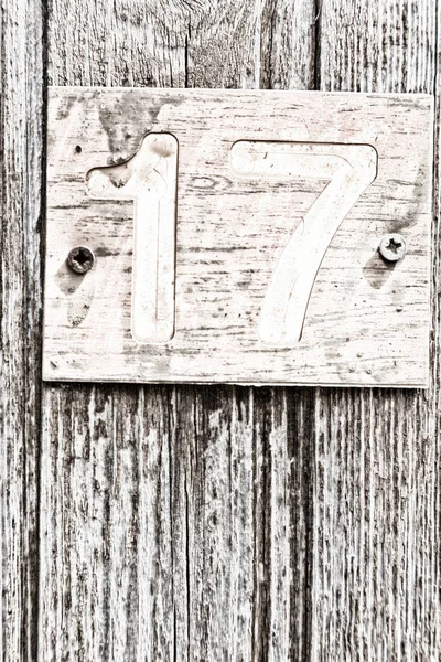 In the old door the number seventeen — Stock Photo, Image