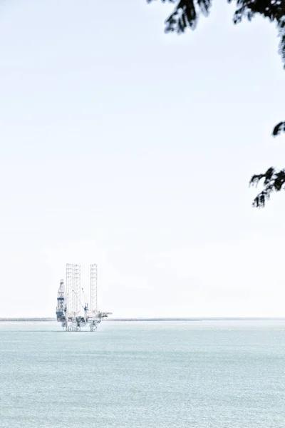 Een off shore platform in de duidelijk Oceaan — Stockfoto