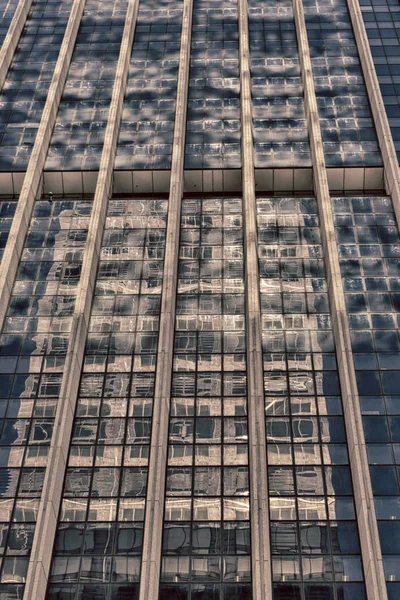 O reflexo do arranha-céu na janela — Fotografia de Stock