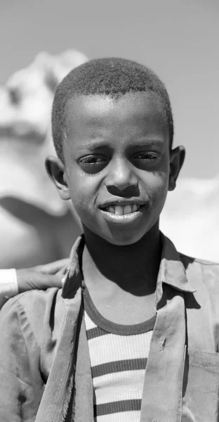 En ethiopie afrique jeune garçon sur le marché des chameaux — Photo