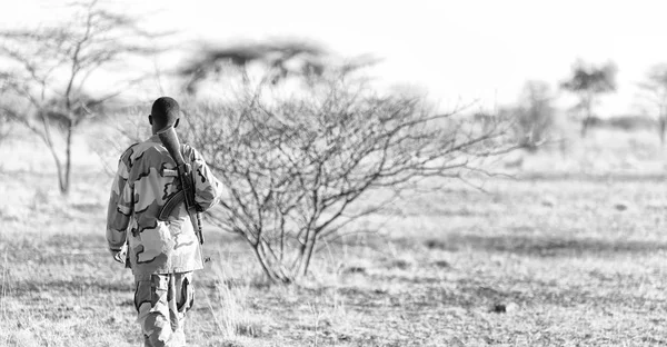 Afryka Teren Etiopii Czarny Żołnierz Jego Broń Patrząc Granicy — Zdjęcie stockowe