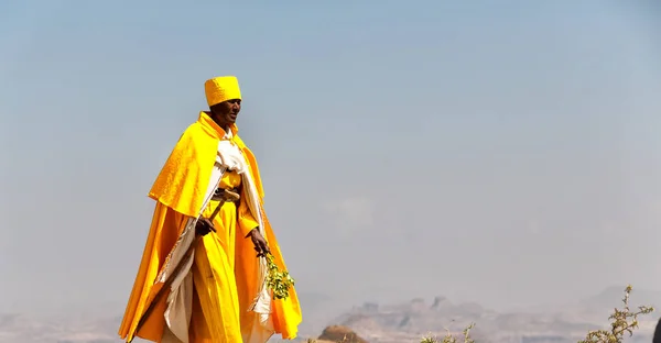 Lalibela Ethiopia Prêtre Marchant Dans Montagne Rue Célébration — Photo