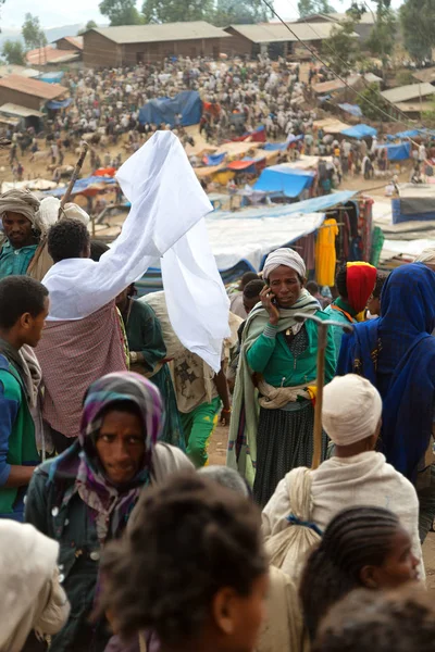 En lalibela ethiopia el mercado lleno de gente en la celebración — Foto de Stock