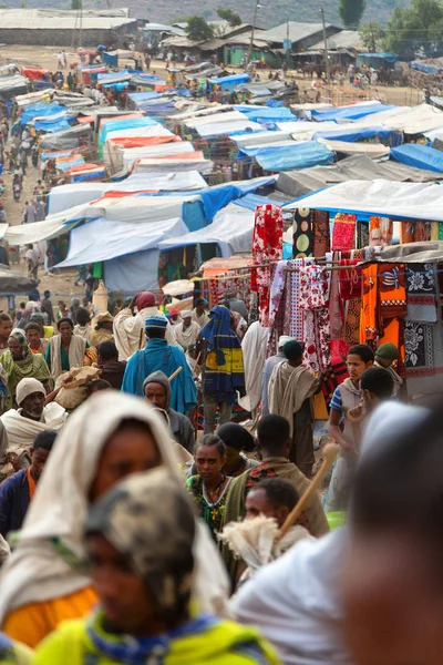 En lalibela ethiopia multitud de personas en la celebración — Foto de Stock