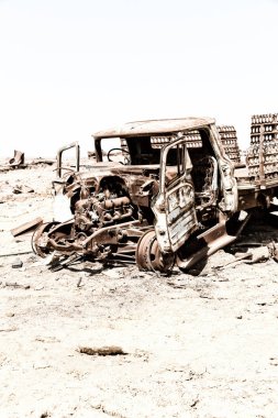 Danakil içinde eski Etiyopya Afrika'da İtalyan Köyü koloni paslı antika araba ve korku kıyamet sıcak kavramı terk 