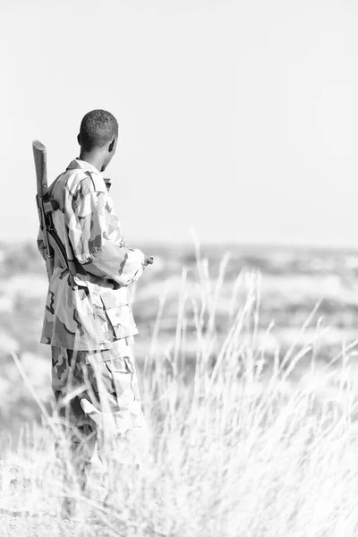 Afrika Den Mark Etiopien Svart Soldat Och Bössan Ser Gränsen — Stockfoto