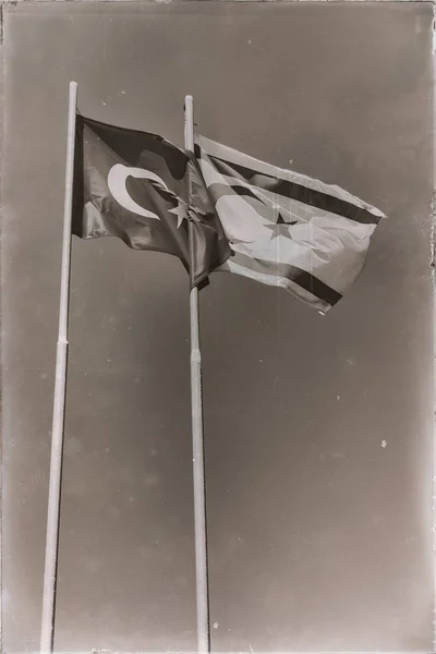 Im Norden Zyperns die wehende Fahne am Himmel — Stockfoto