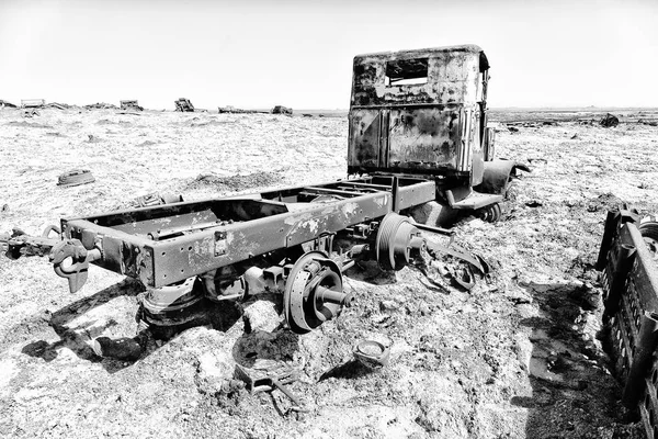 In het oude dorp roestig antieke auto en warm — Stockfoto