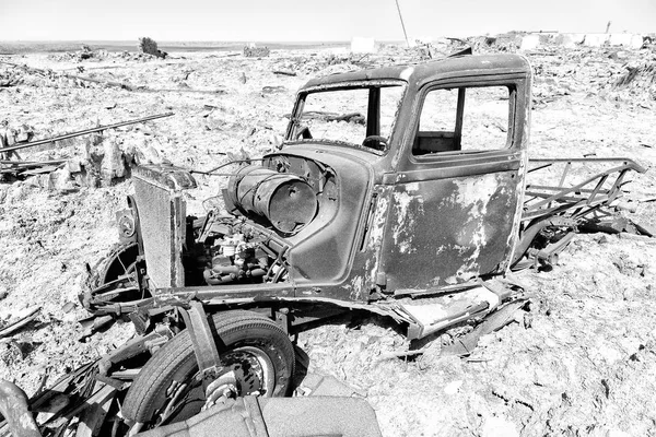 In het oude dorp roestig antieke auto en warm — Stockfoto